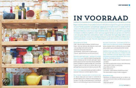Open kast vol met potten, blikken en flessen met etenswaren.