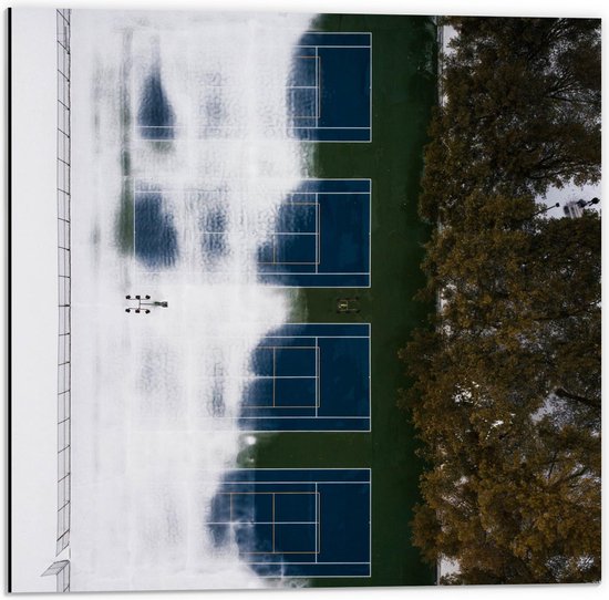 Dibond - Bovenaanzicht Tennisvelden - 50x50cm Foto op Aluminium (Wanddecoratie van metaal)