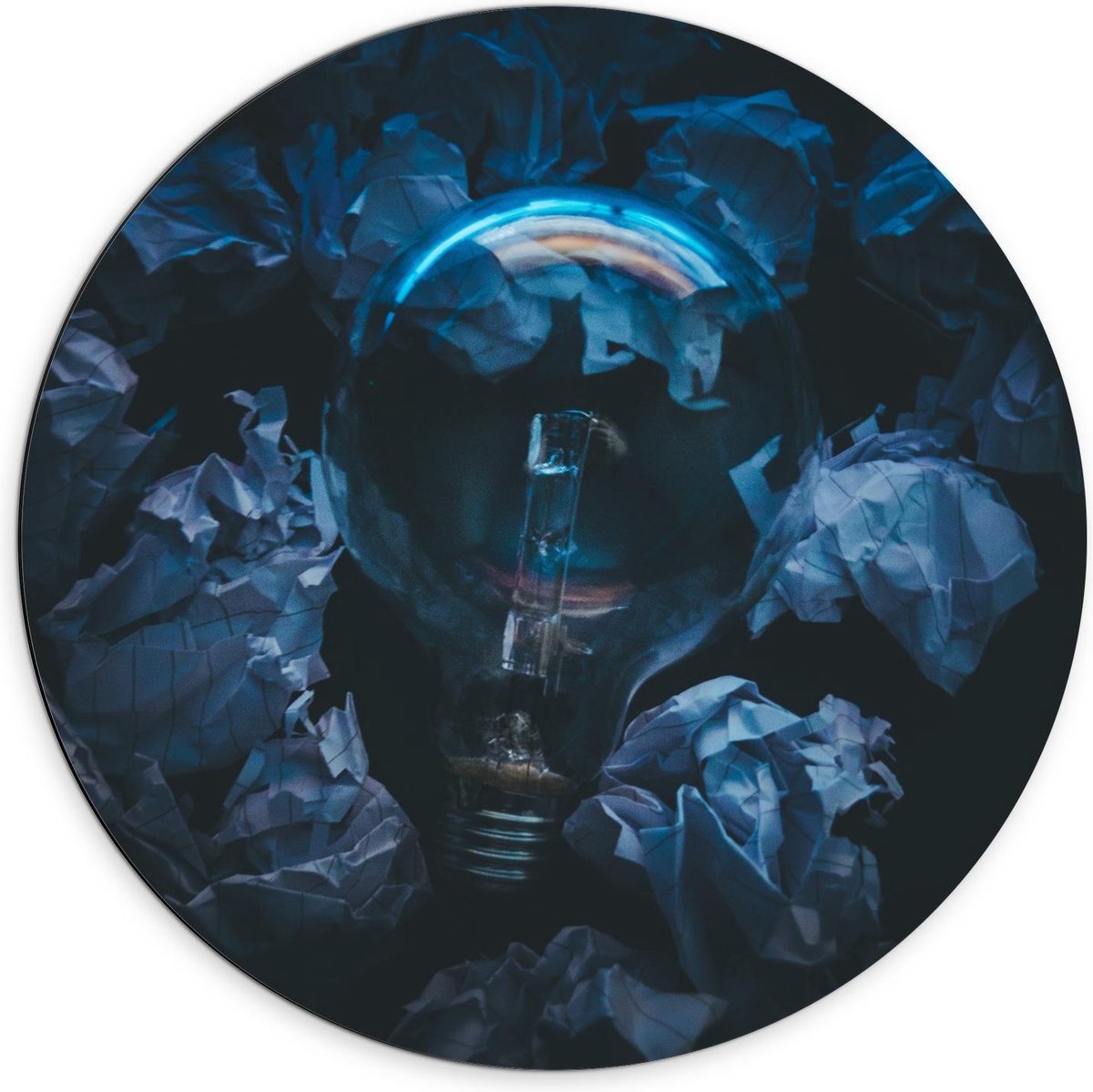 Dibond Wandcirkel - Lampje tussen Proppen Papier - 70x70cm Foto op Aluminium Wandcirkel (met ophangsysteem) op Prijzenvolger.com
