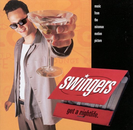Man met zonnebril houdt een martini-glas vast; albumhoes voor de film Swingers met de tekst 'get a nightlife'.