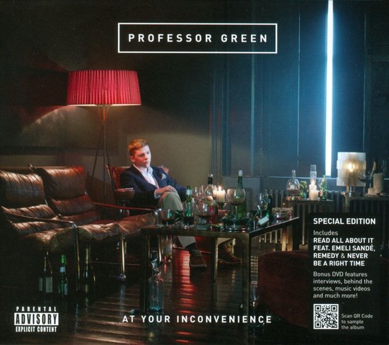 Professor Green zit in een fauteuil, met links een rode lampenkap. Rechts op tafel staan flessen en glazen. Special Edition.