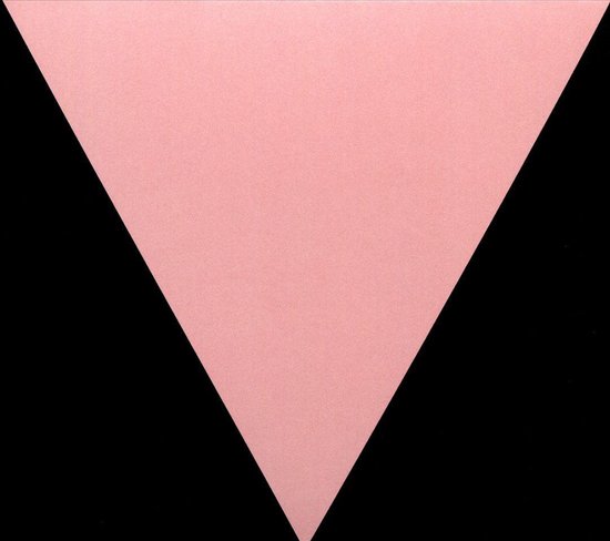 Lichtroze driehoek op zwarte achtergrond.