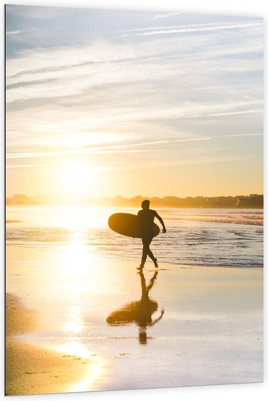 Dibond - Rennende Surfer op Strand - 100x150cm Foto op Aluminium (Wanddecoratie van metaal)