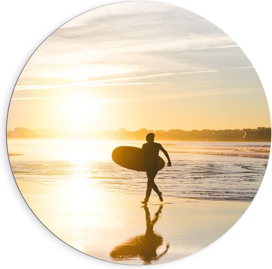 Dibond Wandcirkel - Rennende Surfer op Strand - 90x90cm Foto op Aluminium Wandcirkel (met ophangsysteem)