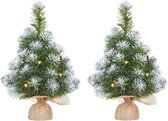 2x stuks mini kunst kerstbomen in jute zak met verlichting en sneeuw 45 cm - Kleine boompjes