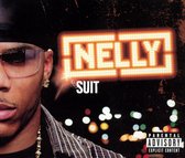 Close-up van rapper Nelly, links, met zonnebril en ketting. Neonreclame 'NELLY SUIT' op de achtergrond.