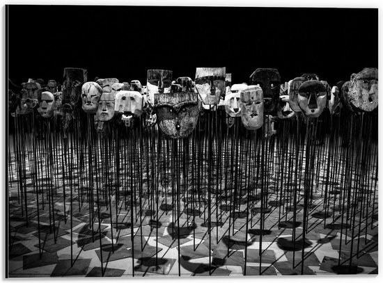 Dibond - Maskers op Standaarden (zwart/wit) - 40x30cm Foto op Aluminium (Wanddecoratie van metaal)