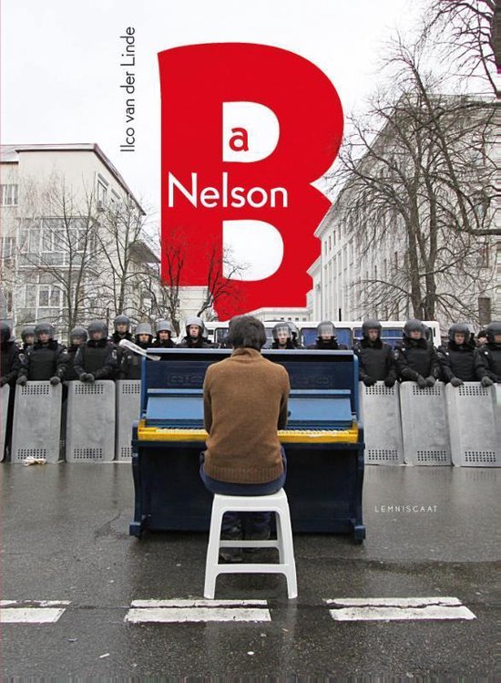 Boek 'Be a Nelson'. Man speelt op blauw-geel pianomobiel, omringd door politie in uniform en schilden.