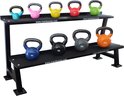 Zwarte rek met meerdere Mambo Max kettlebells in diverse kleuren en gewichten.