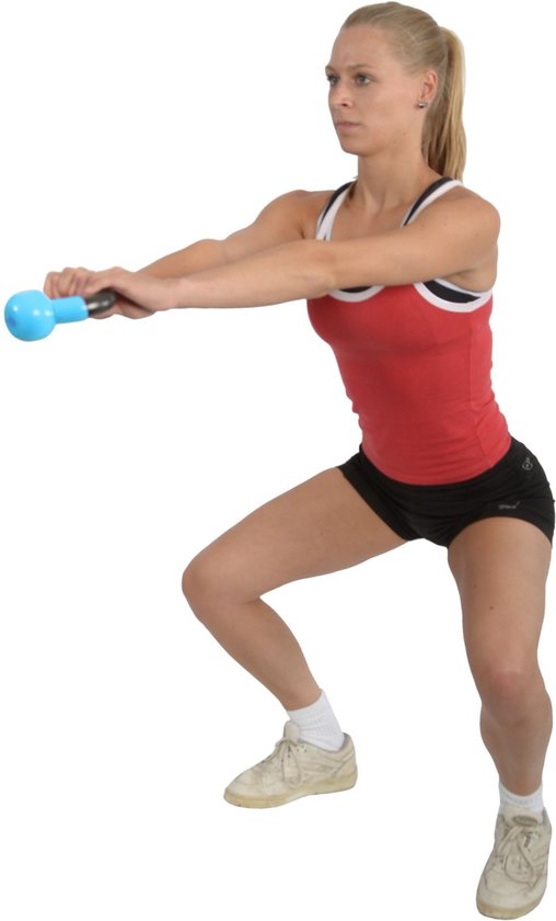Vrouw met blonde paardenstaart in rode sporttop en zwarte short, zakt in een squat met blauwe kettlebell.