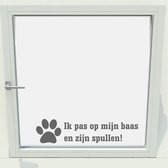 Ik Pas Op Mijn Baas - Donkergrijs - 62 x 15 cm - raam en deur stickers - honden raam en deur stickers