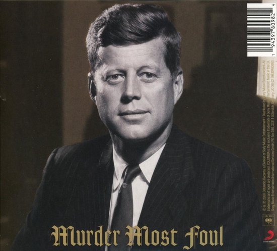 Portret van John F. Kennedy in pak en das. De titel 'Murder Most Foul' staat onderaan.