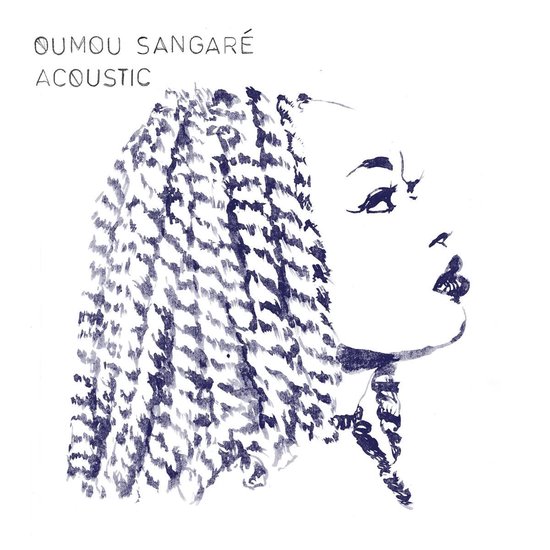 Oumou Sangaré Acoustic albumhoes met een blauwe potloodtekening van een vrouw in profiel met een dikke vlecht.