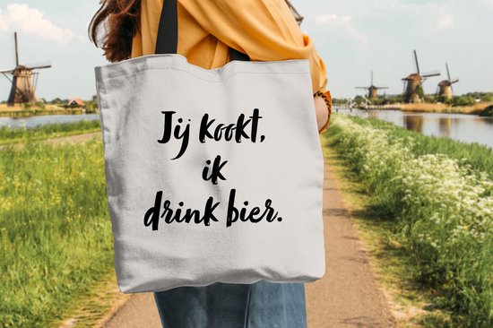 MuchoWow® Schoudertas - Strandtas - Big Shopper - Boodschappentas - Quote - Taupe - Jij kookt, ik drink bier - 45x45 cm - Katoenen tas