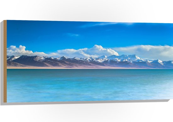 WallClassics - Hout - Bergen met Wolken aan het Water - 100x50 cm - 12 mm dik - Foto op Hout (Met Ophangsysteem)
