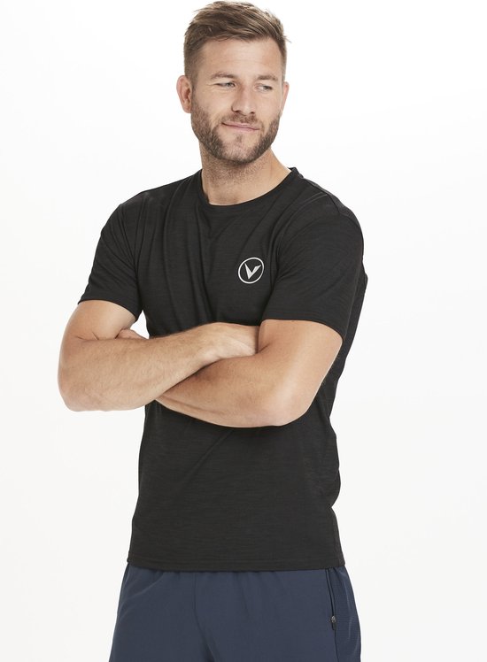 Model draagt een zwart sportshirt met korte mouwen en wit logo.