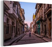 Wanddecoratie Metaal - Aluminium Schilderij Industrieel - Vervallen straat in het centrale deel van Havana in Cuba - 150x100 cm - Dibond - Foto op aluminium - Industriële muurdecoratie - Voor de woonkamer/slaapkamer