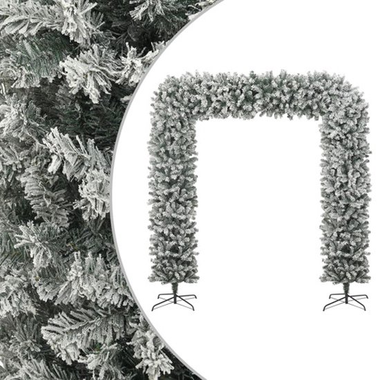 Arche de Noël enneigée avec aiguilles vertes et support sur fond blanc.