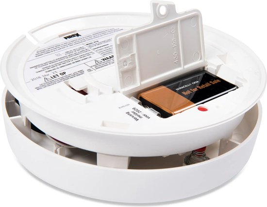 Onderkant van een witte rookmelder met een 9V Duracell batterij geplaatst.