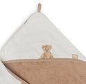 Une cape de bain blanche avec un bord beige et un imprimé d'ours brun, pliée.