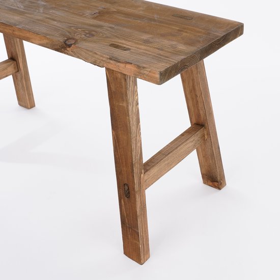 Detail van een houten bankje met A-poten, bruin.
