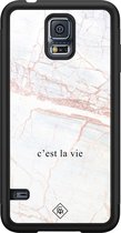 Casimoda® hoesje - Geschikt voor Samsung Galaxy S5 - C'est La Vie - Zwart TPU Backcover - Tekst - Bruin/beige