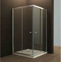 Cabine de douche carrée avec portes vitrées, profilés argentés et receveur de douche blanc, dans une salle de bain avec carrelage mural et de sol foncé.