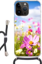 Geschikt voorApple Iphone 14 Pro - Crossbody Case - Bloemen - Wei - Paars - Gras - Wit - Wolken - Blauw - Siliconen - Crossbody - Backcover met Koord - Telefoonhoesje met koord - Hoesje met touw