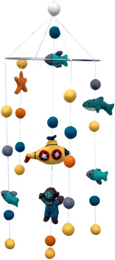 Vilten mobiel met gele onderzeeër, duiker, vissen, haaien, zeesterren en gekleurde ballen.