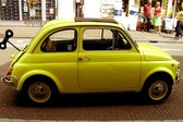 Tuinposter - Auto - Fiat 500 in geel  - 120 x 180 cm.