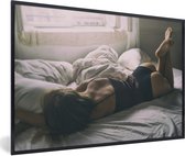 Photo en cadre - Femme en lingerie est épuisée sur le lit cadre photo noir 90x60 cm - Affiche sous cadre (Décoration murale salon / chambre)