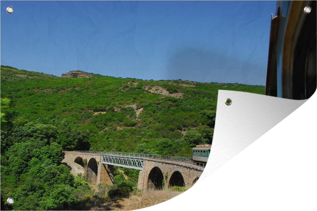 Tuindecoratie De trein over een brug Sardinië - 60x40 cm - Tuinposter - Tuindoek - GreatGardenPosters