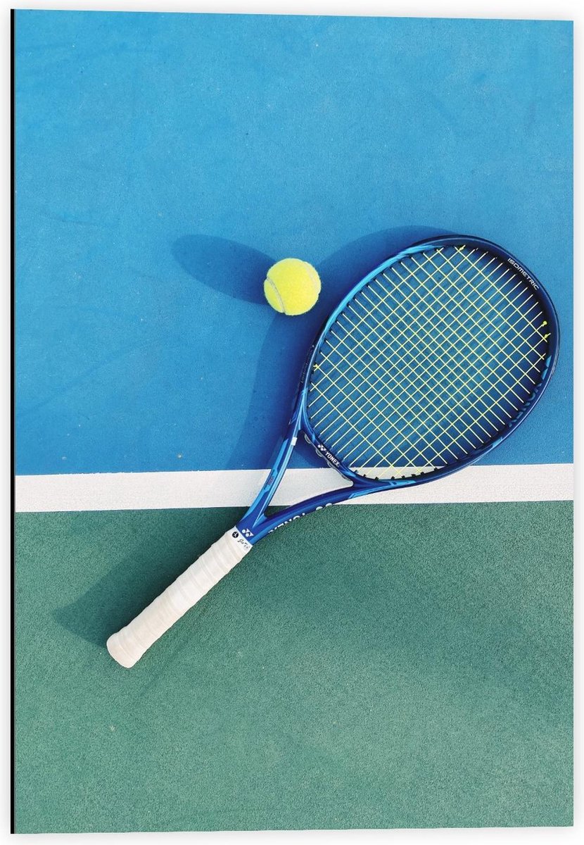 Dibond - Tennisracket met Tennisbal - 40x60cm Foto op Aluminium (Wanddecoratie van metaal)