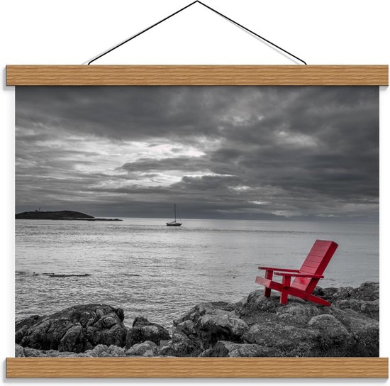 Schoolplaat – Strandstoeltje bij Rots aan het Water - 40x30cm Foto op Textielposter (Wanddecoratie op Schoolplaat)