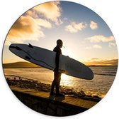 Dibond Wandcirkel - Surfer op het Strand in de Avond - 70x70cm Foto op Aluminium Wandcirkel (met ophangsysteem)