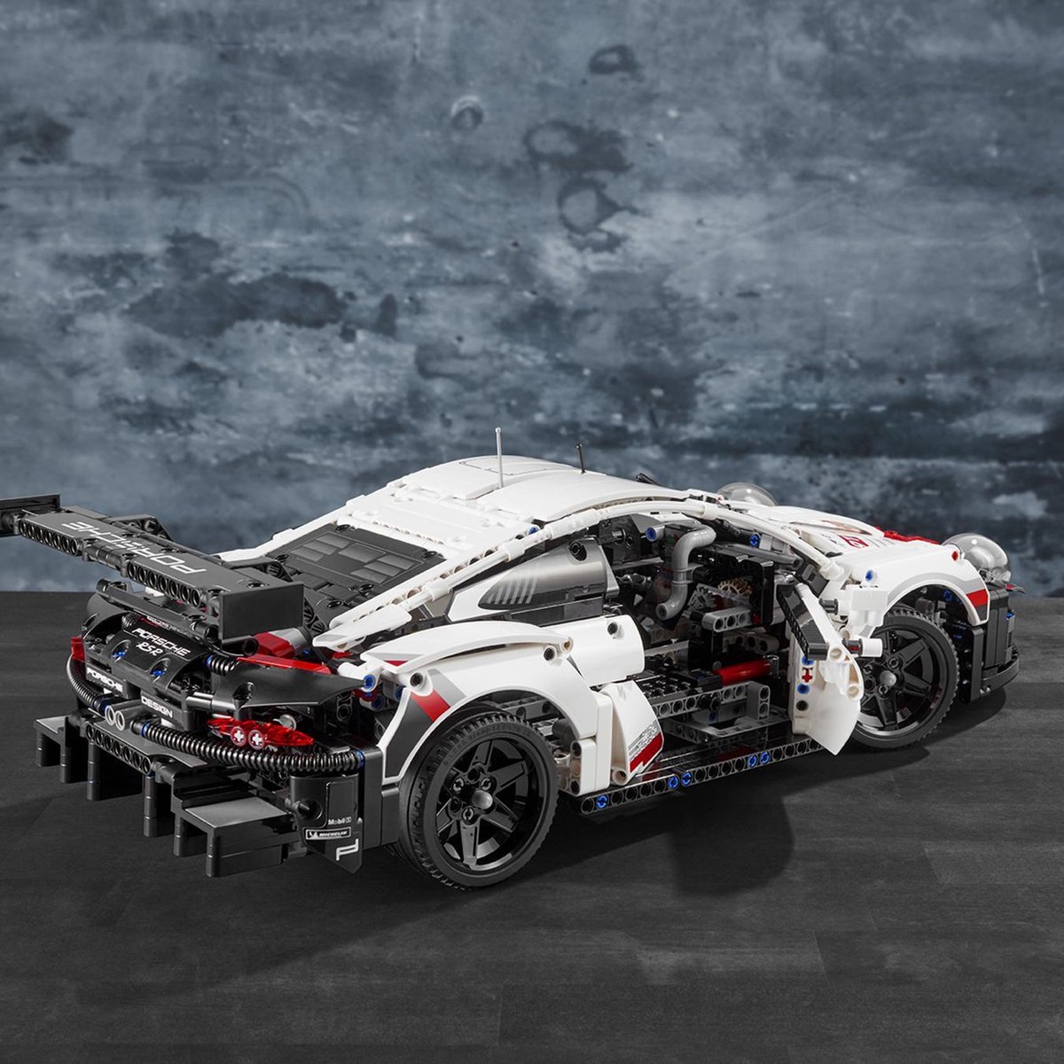 LEGO Technic Porsche 911 RSR - 42096 | bol.com