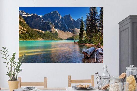Muurstickers - Sticker Folie - Dennenbomen en bergen tijdens zonsondergang boven Moraine Lake Canada - 120x80 cm - Plakfolie - Muurstickers Kinderkamer - Zelfklevend Behang - Zelfklevend behangpapier - Stickerfolie
