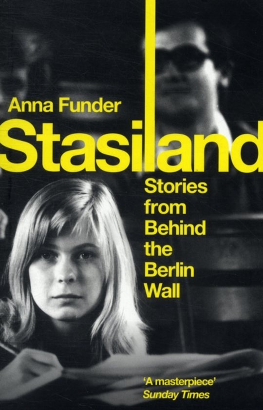 Boekcover van 'Stasiland' door Anna Funder, met een jonge vrouw op de voorgrond en een gele streep.