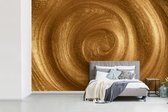 Behang - Fotobehang Een vortex in goudkleurige verf - Breedte 330 cm x hoogte 220 cm