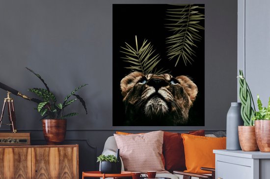 Sticker Muursticker Tigre - Le tigre lève les yeux et se dresse sur un fond noir - 90x120 cm - feuille autocollante - sticker mural repositionnable