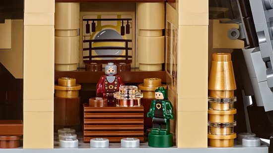 Lego Harry Potter 71043, een Lego-figuur in een rode outfit en een groene outfit bij een glazen cilinder.