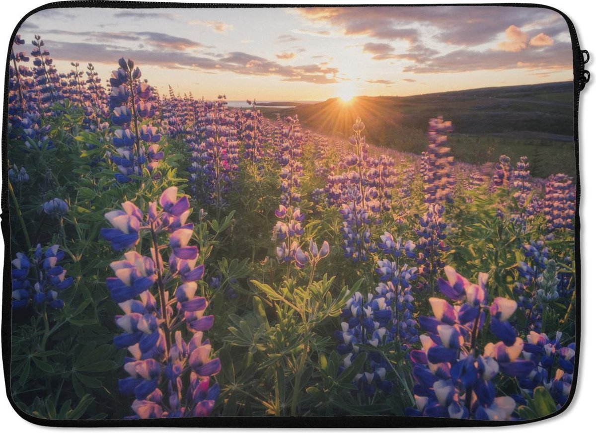 Laptophoes 13 inch - Lupine - Zon - Paars - Laptop sleeve - Binnenmaat 32x22,5 cm - Zwarte achterkant