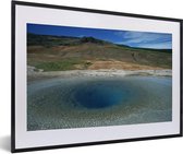 Photo en cadre - Le cercle d'or en Islande près du Geysir avec cadre photo à l'eau bleu foncé noir avec passe-partout blanc 60x40 cm - Affiche sous cadre (Décoration murale salon / chambre)