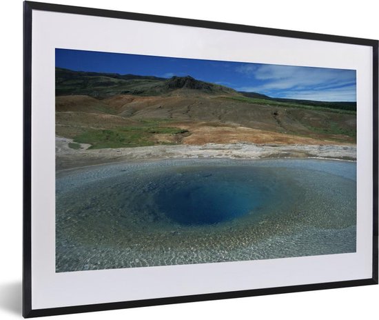 Fotolijst incl. Poster - De gouden cirkel in IJsland bij de Geysir met donkerblauw water - 60x40 cm - Posterlijst