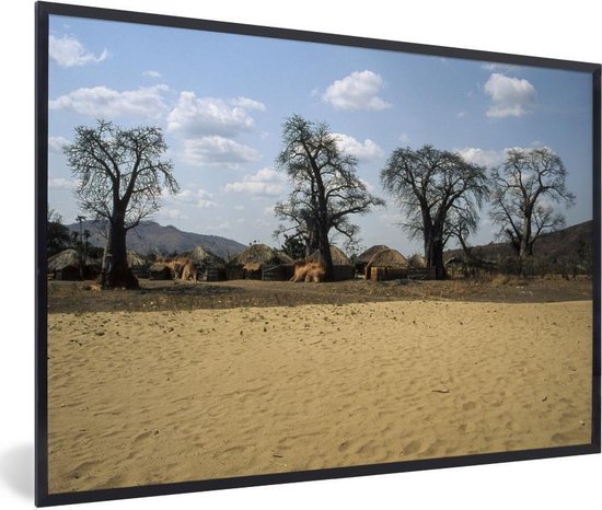 Fotolijst incl. Poster – Traditionele rieten huizen in het dorpje Meponda in Mozambique – 90×60 cm – Posterlijst