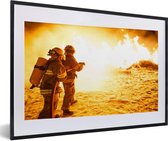 Fotolijst incl. Poster - Brandweermannen tijdens oefening - 60x40 cm - Posterlijst