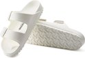 Witte Birkenstock Arizona EVA slippers, met twee bandjes en gespen, profielzool.