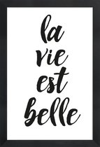 JUNIQE - Poster in houten lijst La vie est belle -40x60 /Wit & Zwart