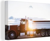Canvas Schilderij Zonnestralen langs de Amerikaanse vrachtwagen - 90x60 cm - Wanddecoratie