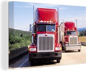 Canvas Schilderij Rode vrachtwagens op de snelweg - 90x60 cm - Wanddecoratie